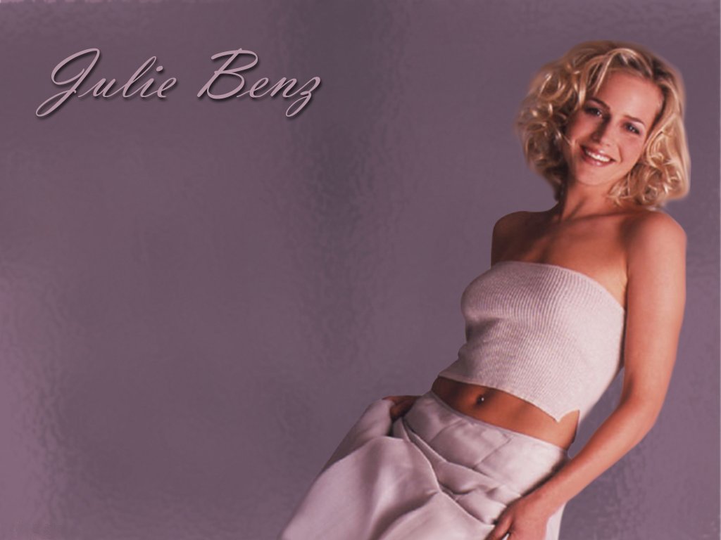 Receive a date of this female celebrity for your downloading pleasure ...